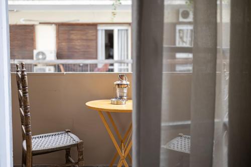 アテネにあるIdeal 4 bdr Apartment in Plaka for 10!の小さなテーブルと椅子が備わります。