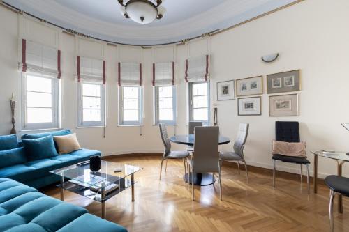 Ideal 4 bdr Apartment in Plaka for 10!