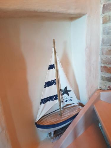 a small sail boat toy on a shelf at Fischerhus Lütt Hauke 75 qm Annerose in Altwarp