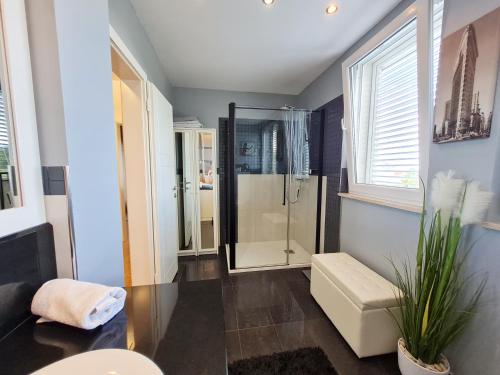 ein Bad mit einer ebenerdigen Dusche und einem WC in der Unterkunft Holiday Home Drago in Zadar