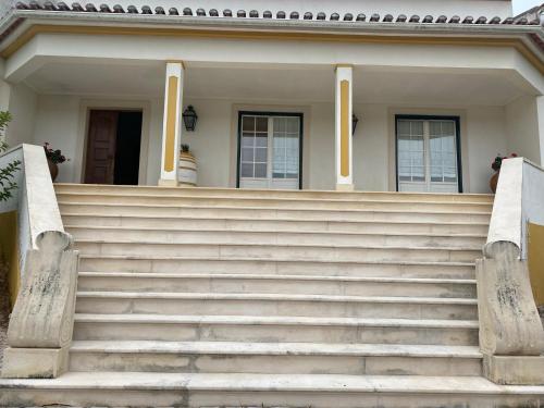 um conjunto de escadas que levam a uma casa em Casa da Azinhaga em Alenquer