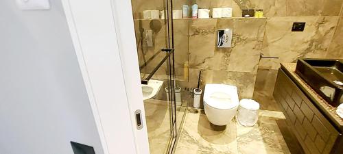 Koupelna v ubytování 7 Hotel Apartment Short Time TLV BAT YAM