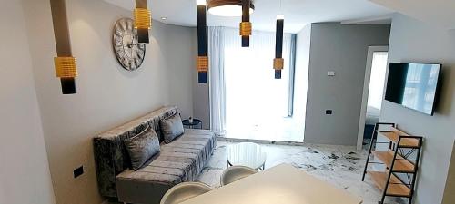 TV a/nebo společenská místnost v ubytování 7 Hotel Apartment Short Time TLV BAT YAM