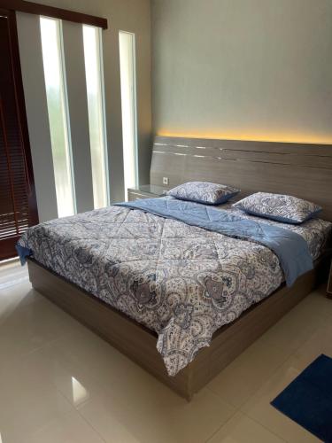 Ένα ή περισσότερα κρεβάτια σε δωμάτιο στο Blue Breeze Villa
