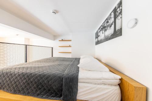 um quarto com uma cama e uma varanda em Two-story Loft Apartments 15 em Talin