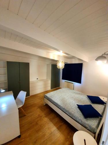 A bed or beds in a room at Appartamento moderno