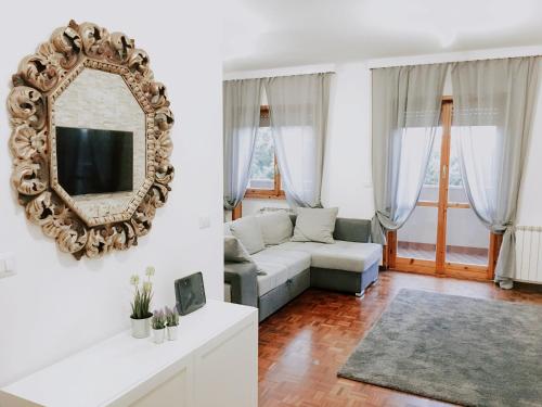 sala de estar con sofá blanco y espejo en My ROMAN DREAM, en Roma