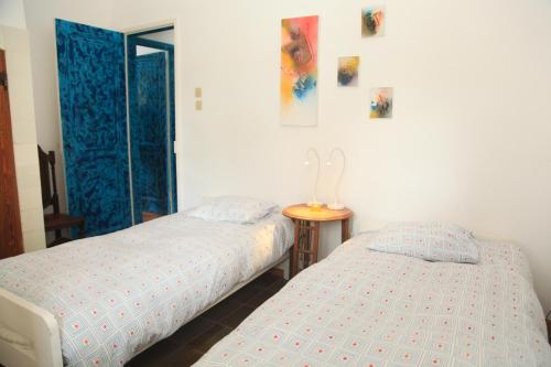 a bedroom with two beds and a lamp on a table at Casa Turquesa in Sintra