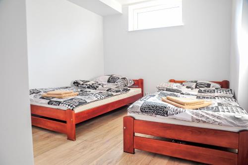 En eller flere senge i et værelse på Farma Serock