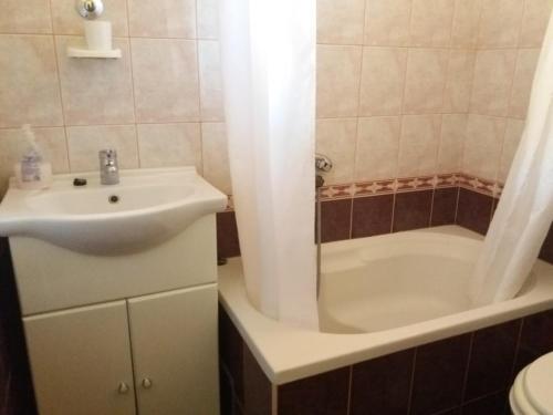 ein Badezimmer mit einem Waschbecken, einem WC und einer Badewanne in der Unterkunft Apartment Visnja -near Queen Beach in Nin