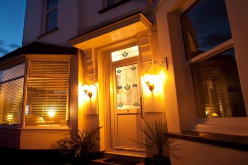 una puerta delantera de una casa con luces encendidas en The Clydesdale, en Paignton