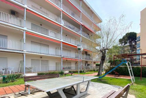 Afbeelding uit fotogalerij van Apartamentos Hesperia Palmyra in Salou