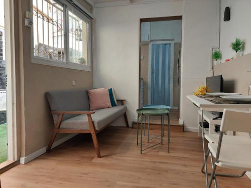 Amazing garden apartment in Haifa في حيفا: غرفة معيشة مع أريكة وطاولة