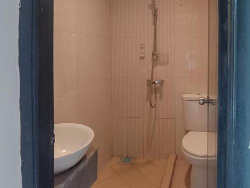W łazience znajduje się prysznic, toaleta i umywalka. w obiekcie RedDoorz near Dermaga Pelabuhan Rakyat w mieście Sorong