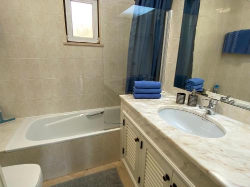 La salle de bains est pourvue d'un lavabo et d'une baignoire. dans l'établissement Casa Sophie Albufeira, à Albufeira