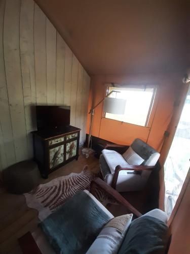 Coin salon dans l'établissement Glamour Glamping at little beach, fully heated