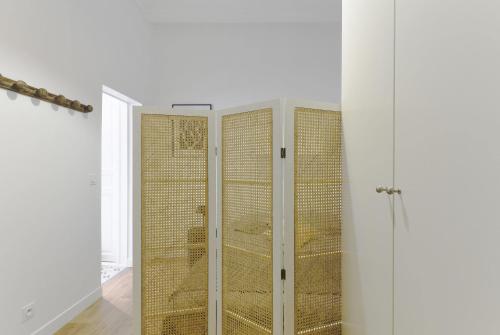 - une salle de bains avec 2 cabines de douche dans l'établissement La suite du Roi - Affaires ou Loisir, à Versailles
