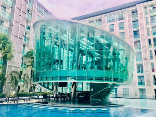 un bâtiment en verre devant un bâtiment dans l'établissement City Center Residence Condominium Pattaya RJ, à Pattaya