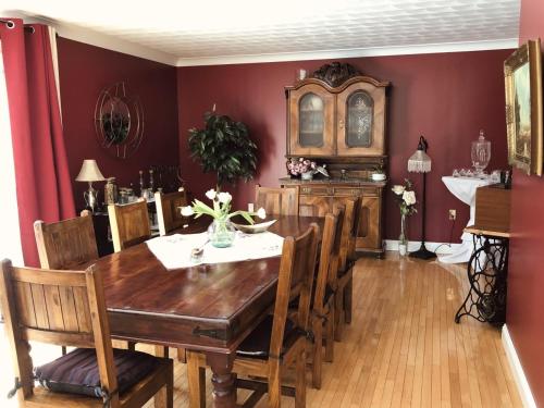 une salle à manger avec une table et des chaises en bois dans l'établissement Forest & Lake PEI Bed & Breakfast, à Murray Harbour