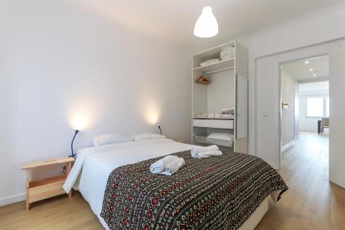 A bed or beds in a room at Vita Portucale ! Cacilhas River View