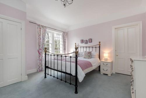 Un pat sau paturi într-o cameră la Balcraig House