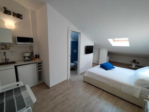 モンテジルヴァーノにあるAttic Designのベッドとキッチン付きのホテルルーム