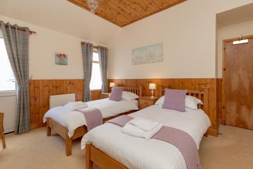 Un pat sau paturi într-o cameră la Doonans Cottage