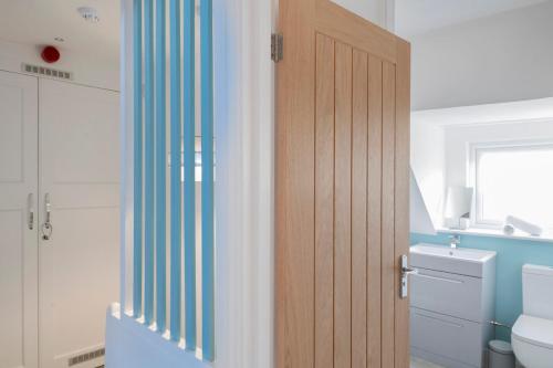 bagno con servizi igienici e porta in legno di 3-bedroom apartment in the heart of Brighton's Lanes a Brighton & Hove