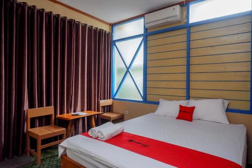Llit o llits en una habitació de RedDoorz near Yogyakarta International Airport