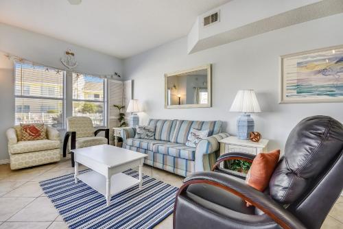 ein Wohnzimmer mit einem Sofa und einem Tisch in der Unterkunft Sandpiper Cove 9133 Destin Condo in Destin