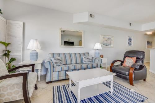 ein Wohnzimmer mit einem Sofa und einem Stuhl in der Unterkunft Sandpiper Cove 9133 Destin Condo in Destin