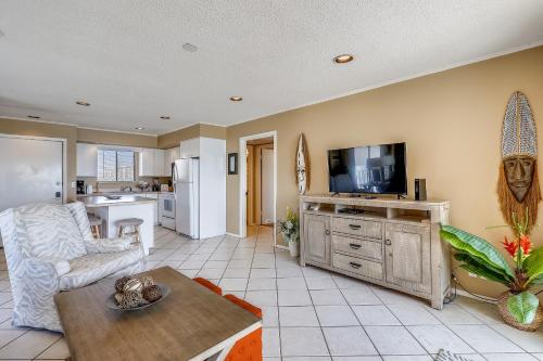 uma sala de estar com um sofá, uma televisão e uma cozinha em Sandpiper Cove 2133 Condo em Destin