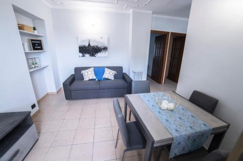 a living room with a table and a couch at WiBnB Holiday rentals- appartamenti in Turin