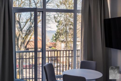 a room with a large window with a table and chairs at COME2rest - Smilga in Juodkrantė