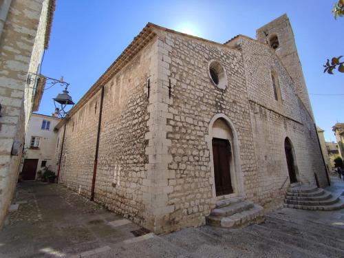 an old brick building with a door on the side at Derrière l'église in Saint-Paul-de-Vence