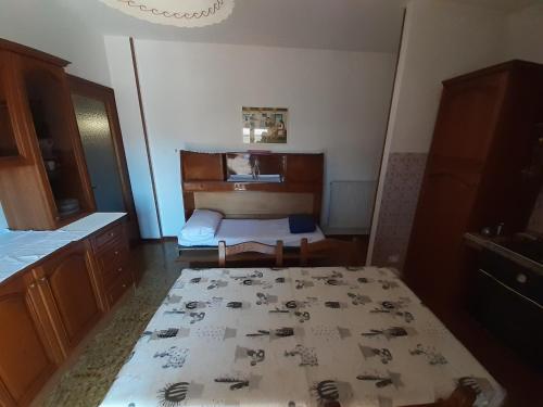 a small room with a bed and a table at Appartamento grazioso e confortevole a Orbetello (GR) in Orbetello