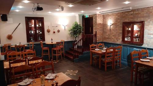 un restaurante con mesas y sillas en una habitación en The 'Rafter's Gastropub, en Kilkenny