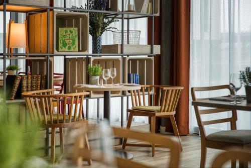 - une salle à manger avec une table et des chaises dans l'établissement IntercityHotel Zürich Airport, à Rümlang