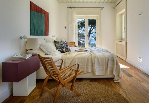 een slaapkamer met een bed, een bureau en een stoel bij Luxury Villa Brač Pearl by Irundo in Bol