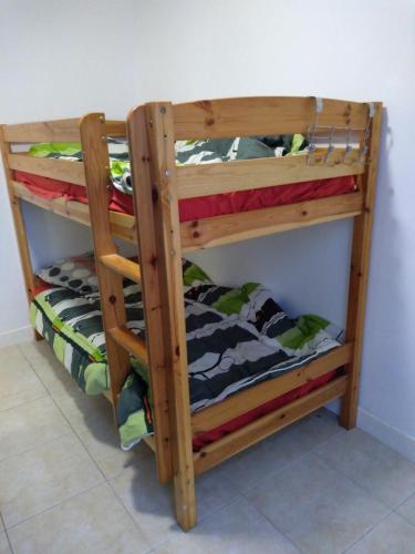 quelques lits superposés dans une chambre dans l'établissement logement indépendant à 20 mn du coeur de Paris, à Clichy