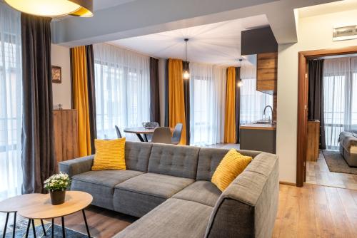 sala de estar con sofá y mesa en Апартаменти 22 en Velingrad