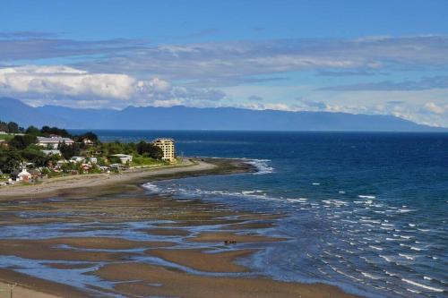 una vista aérea de la playa y del océano en Departamento frente al mar- Balneario Pelluco, en Puerto Montt