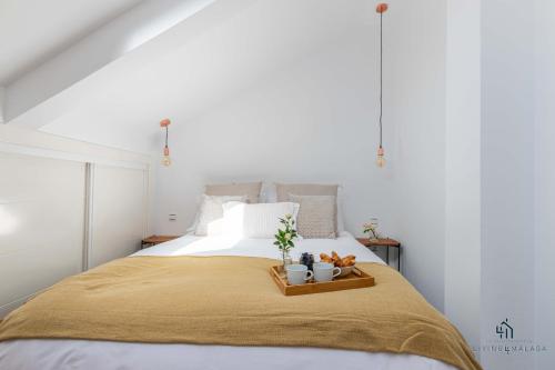 Posteľ alebo postele v izbe v ubytovaní Living4Malaga Suite Flamingo Apartment
