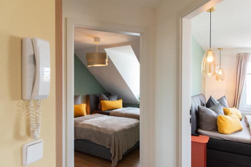 - une chambre avec 2 lits et un escalier dans l'établissement Bauhaus Apartment - Netflix & Wifi, à Chemnitz