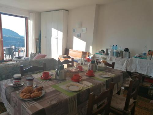 Casa di Anna في Tovo San Giacomo: طاولة عليها طعام في غرفة المعيشة