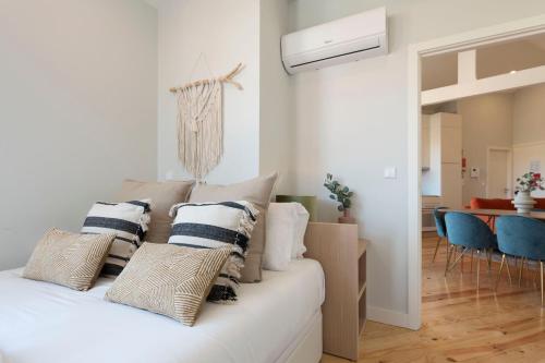 Central Superb Flat w/ AC & Balcony by LovelyStay