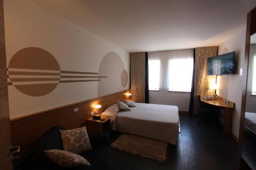 En eller flere senge i et værelse på Hotel Europa Belluno
