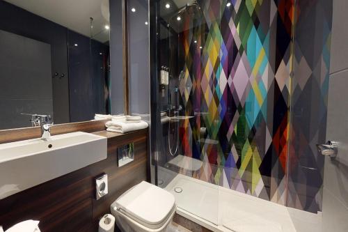 Village Hotel Maidstone tesisinde bir banyo