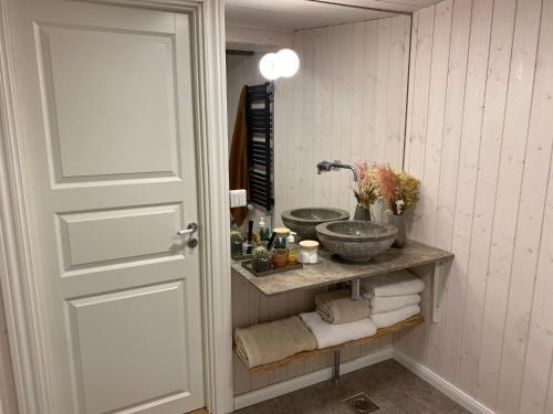 La salle de bains est pourvue d'un lavabo et d'un comptoir avec des serviettes. dans l'établissement A three bedroom cabin with a hot tub, à Selfoss
