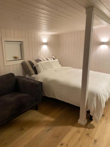 En eller flere senge i et værelse på A three bedroom cabin with a hot tub